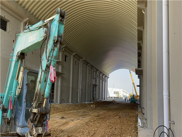 遼寧某糧庫(kù)機(jī)械罩棚拱形屋頂工程案例分享遼寧糧庫(kù)拱形屋頂施工現(xiàn)場(chǎng)2